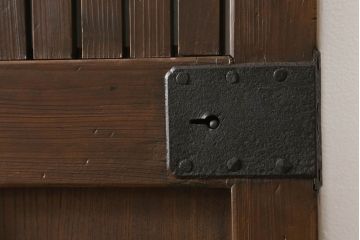 蔵戸をリペア&カスタム!格子裏にクリアガラスはめ込み。指定の吊り金具を取り付けきるよう上下フラットとなるよう造作。既存の鉄金具は黒染めをし、外部用塗にて仕上げ。(玄関戸、引き戸、建具)