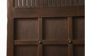 蔵戸をリペア&カスタム!格子裏にクリアガラスはめ込み。指定の吊り金具を取り付けきるよう上下フラットとなるよう造作。既存の鉄金具は黒染めをし、外部用塗にて仕上げ。(玄関戸、引き戸、建具)