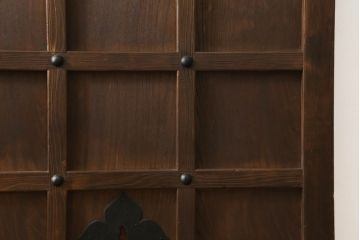 蔵戸をリペア&カスタム!格子裏にクリアガラスはめ込み。指定の吊り金具を取り付けきるよう上下フラットとなるよう造作。既存の鉄金具は黒染めをし、外部用塗にて仕上げ。(玄関戸、引き戸、建具)