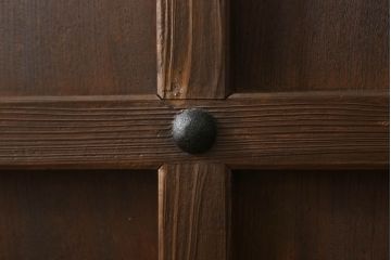 蔵戸をリペア&カスタム!格子裏にクリアガラスはめ込み。指定の吊り金具を取り付けきるよう上下フラットとなるよう造作。既存の鉄金具は黒染めをし、外部用塗にて仕上げ。(玄関戸、引き戸、建具)