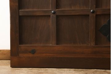 蔵戸をリペア&カスタム!格子裏にクリアガラスはめ込み。指定の吊り金具を取り付けきるよう上下フラットとなるよう造作。既存の鉄金具は黒染めをし、外部用塗にて仕上げ。(玄関戸、引き戸、建具)