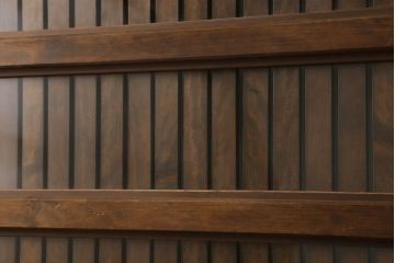 蔵戸をリペア&カスタム!格子裏にクリアガラスはめ込み。指定の吊り金具を取り付けきるよう上下フラットとなるよう造作。既存の鉄金具は黒染めをし、外部用塗にて仕上げ。(玄関戸、引き戸、建具)