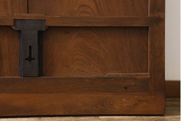 蔵戸をリペア&カスタム!格子裏にクリアガラスはめ込み。指定の吊り金具を取り付けきるよう上下フラットとなるよう造作。既存の鉄金具は黒染めをし、外部用塗にて仕上げ。(玄関戸、引き戸、建具)