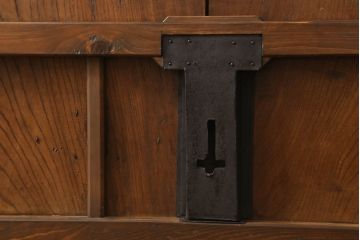 蔵戸をリペア&カスタム!格子裏にクリアガラスはめ込み。指定の吊り金具を取り付けきるよう上下フラットとなるよう造作。既存の鉄金具は黒染めをし、外部用塗にて仕上げ。(玄関戸、引き戸、建具)