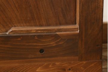 蔵戸をリペア&カスタム!格子裏にクリアガラスはめ込み。指定の吊り金具を取り付けきるよう上下フラットとなるよう造作。既存の鉄金具は黒染めをし、外部用塗にて仕上げ。(玄関戸、引き戸、建具)