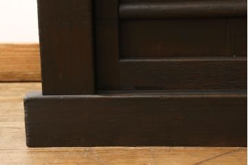 三尺水屋箪笥をリペア&カスタム!高さをリサイズし、本体を上下分割できるように加工。網部分にはすりガラスを取り付け、棚板を新たに製作。色味はチェス系に着色し蜜蝋ワックスにて仕上げ。(収納棚、戸棚、キャビネット、食器棚)