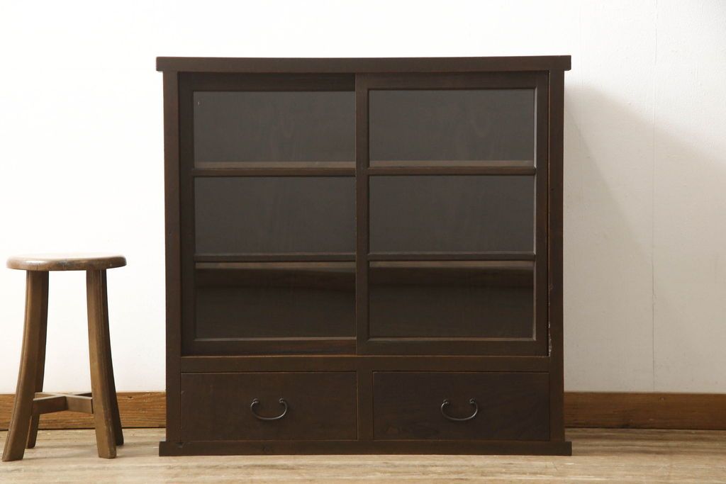 重ね戸棚の下段をリペア&カスタム!天板裏補強をし、棚板を1枚追加製作。 既存のガラスをクリアガラスに取り替え。現状のお品物に合わせて1トーン程落ち着いた色に着色。(収納棚、キャビネット)