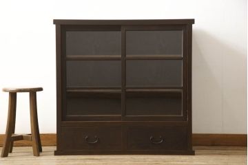 重ね戸棚の下段をリペア&カスタム!天板裏補強をし、棚板を1枚追加製作。 既存のガラスをクリアガラスに取り替え。現状のお品物に合わせて1トーン程落ち着いた色に着色。(収納棚、キャビネット)