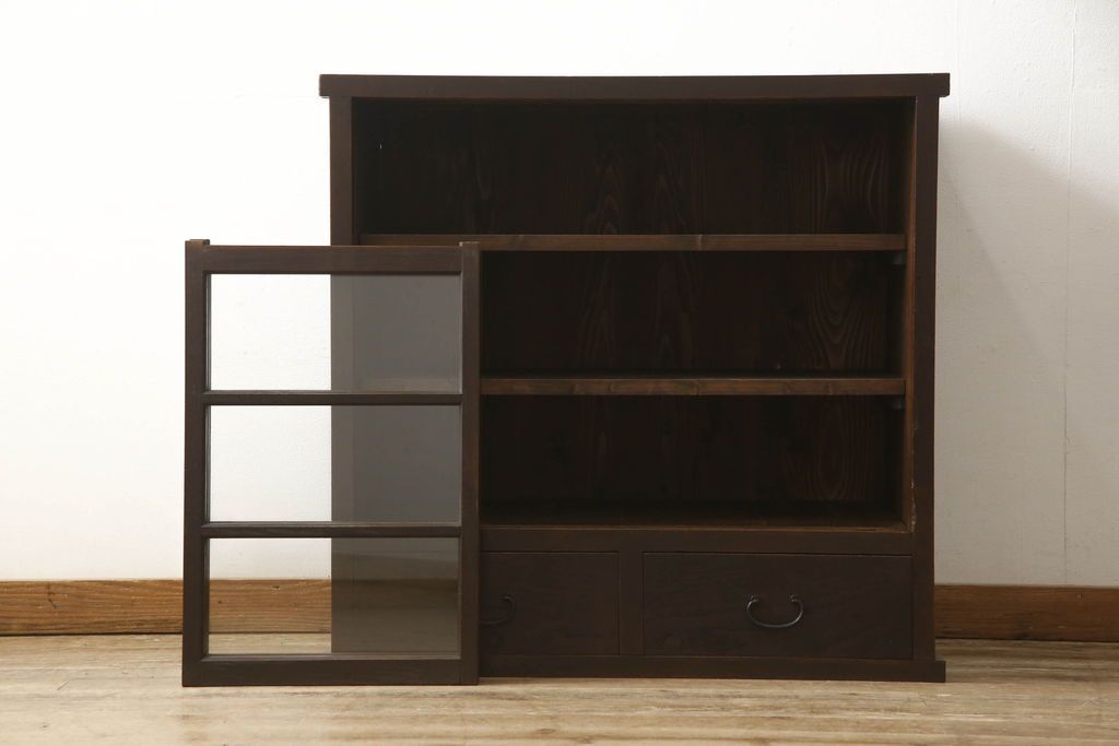 重ね戸棚の下段をリペア&カスタム!天板裏補強をし、棚板を1枚追加製作。 既存のガラスをクリアガラスに取り替え。現状のお品物に合わせて1トーン程落ち着いた色に着色。(収納棚、キャビネット)