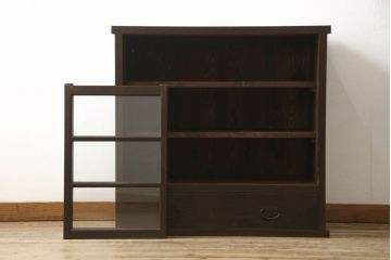 重ね戸棚の下段をリペア&カスタム!天板裏補強をし、棚板を1枚追加製作。 既存のガラスをクリアガラスに取り替え。現状のお品物に合わせて1トーン程落ち着いた色に着色。(収納棚、キャビネット)