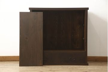 重ね戸棚の下段をリペア&カスタム!天板裏補強をし、棚板を1枚追加製作。 既存のガラスをクリアガラスに取り替え。現状のお品物に合わせて1トーン程落ち着いた色に着色。(収納棚、キャビネット)