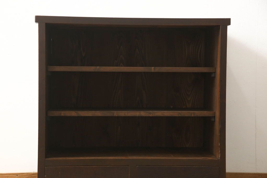 重ね戸棚の下段をリペア&カスタム!天板裏補強をし、棚板を1枚追加製作。 既存のガラスをクリアガラスに取り替え。現状のお品物に合わせて1トーン程落ち着いた色に着色。(収納棚、キャビネット)