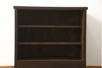 重ね戸棚の下段をリペア&カスタム!天板裏補強をし、棚板を1枚追加製作。 既存のガラスをクリアガラスに取り替え。現状のお品物に合わせて1トーン程落ち着いた色に着色。(収納棚、キャビネット)