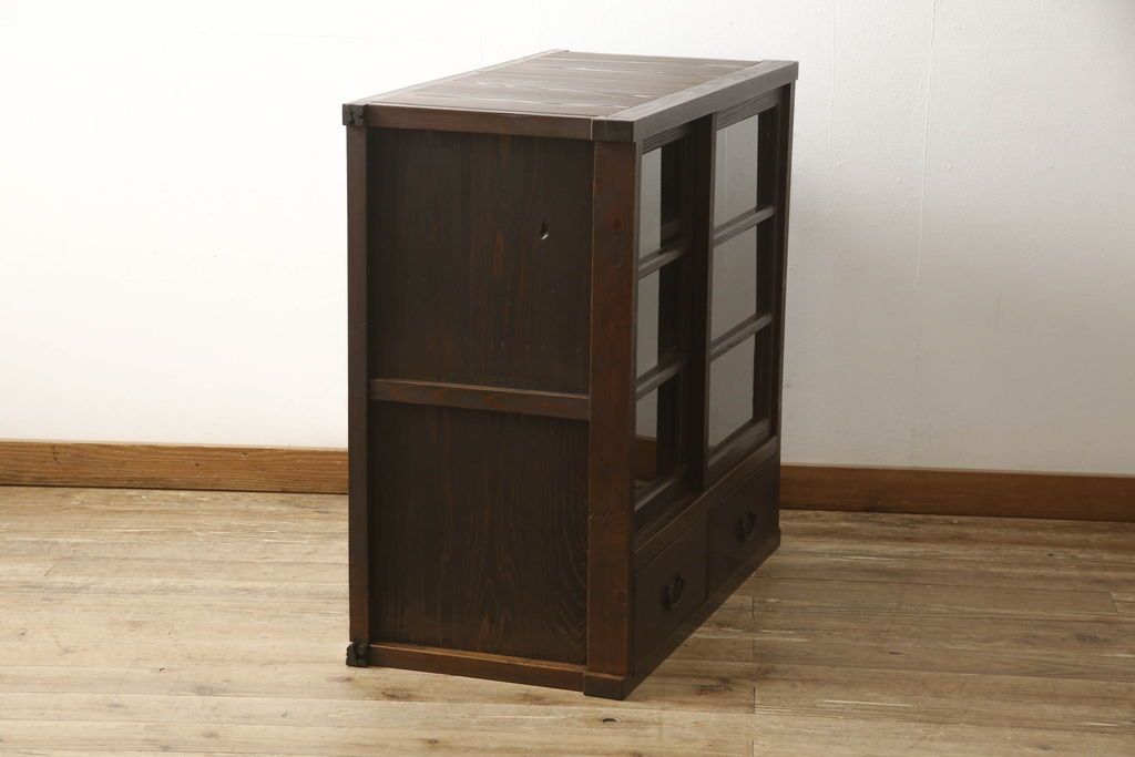 重ね戸棚の下段をリペア&カスタム!天板裏補強をし、棚板を1枚追加製作。 既存のガラスをクリアガラスに取り替え。現状のお品物に合わせて1トーン程落ち着いた色に着色。(収納棚、キャビネット)