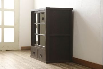 重ね戸棚の下段をリペア&カスタム!天板裏補強をし、棚板を1枚追加製作。 既存のガラスをクリアガラスに取り替え。現状のお品物に合わせて1トーン程落ち着いた色に着色。(収納棚、キャビネット)