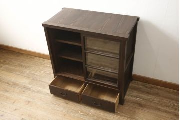 重ね戸棚の下段をリペア&カスタム!天板裏補強をし、棚板を1枚追加製作。 既存のガラスをクリアガラスに取り替え。現状のお品物に合わせて1トーン程落ち着いた色に着色。(収納棚、キャビネット)