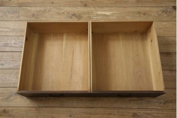 重ね戸棚の下段をリペア&カスタム!天板裏補強をし、棚板を1枚追加製作。 既存のガラスをクリアガラスに取り替え。現状のお品物に合わせて1トーン程落ち着いた色に着色。(収納棚、キャビネット)