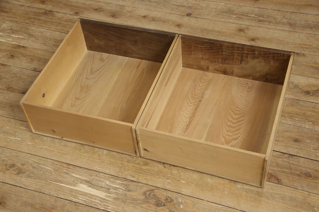 重ね戸棚の下段をリペア&カスタム!天板裏補強をし、棚板を1枚追加製作。 既存のガラスをクリアガラスに取り替え。現状のお品物に合わせて1トーン程落ち着いた色に着色。(収納棚、キャビネット)