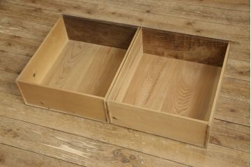 重ね戸棚の下段をリペア&カスタム!天板裏補強をし、棚板を1枚追加製作。 既存のガラスをクリアガラスに取り替え。現状のお品物に合わせて1トーン程落ち着いた色に着色。(収納棚、キャビネット)