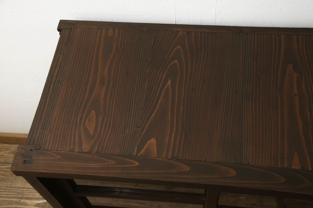 重ね戸棚の下段をリペア&カスタム!天板裏補強をし、棚板を1枚追加製作。 既存のガラスをクリアガラスに取り替え。現状のお品物に合わせて1トーン程落ち着いた色に着色。(収納棚、キャビネット)