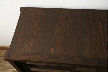 重ね戸棚の下段をリペア&カスタム!天板裏補強をし、棚板を1枚追加製作。 既存のガラスをクリアガラスに取り替え。現状のお品物に合わせて1トーン程落ち着いた色に着色。(収納棚、キャビネット)