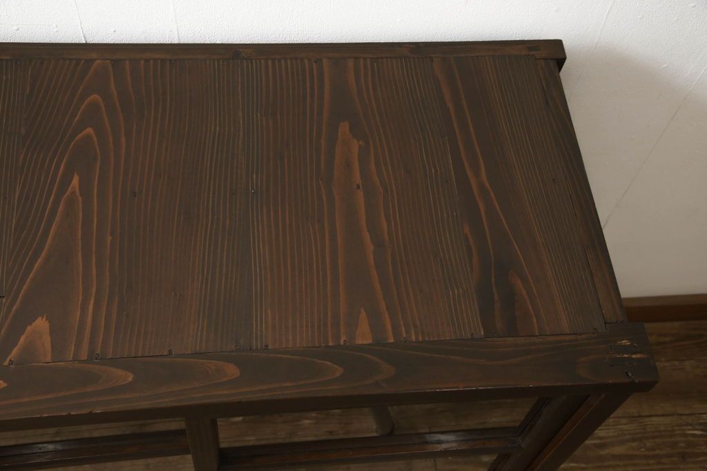 重ね戸棚の下段をリペア&カスタム!天板裏補強をし、棚板を1枚追加製作。 既存のガラスをクリアガラスに取り替え。現状のお品物に合わせて1トーン程落ち着いた色に着色。(収納棚、キャビネット)