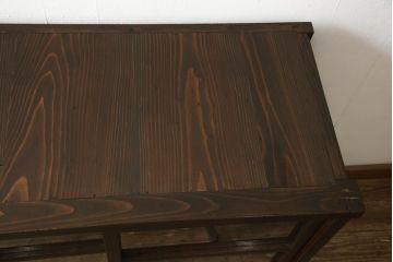 重ね戸棚の下段をリペア&カスタム!天板裏補強をし、棚板を1枚追加製作。 既存のガラスをクリアガラスに取り替え。現状のお品物に合わせて1トーン程落ち着いた色に着色。(収納棚、キャビネット)