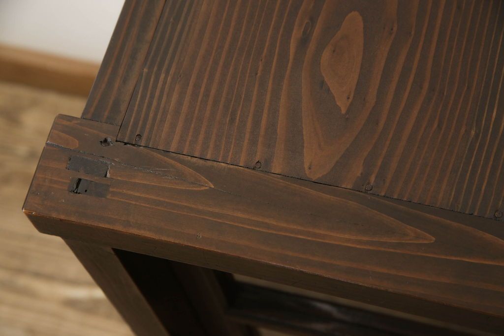 重ね戸棚の下段をリペア&カスタム!天板裏補強をし、棚板を1枚追加製作。 既存のガラスをクリアガラスに取り替え。現状のお品物に合わせて1トーン程落ち着いた色に着色。(収納棚、キャビネット)