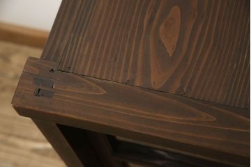 重ね戸棚の下段をリペア&カスタム!天板裏補強をし、棚板を1枚追加製作。 既存のガラスをクリアガラスに取り替え。現状のお品物に合わせて1トーン程落ち着いた色に着色。(収納棚、キャビネット)