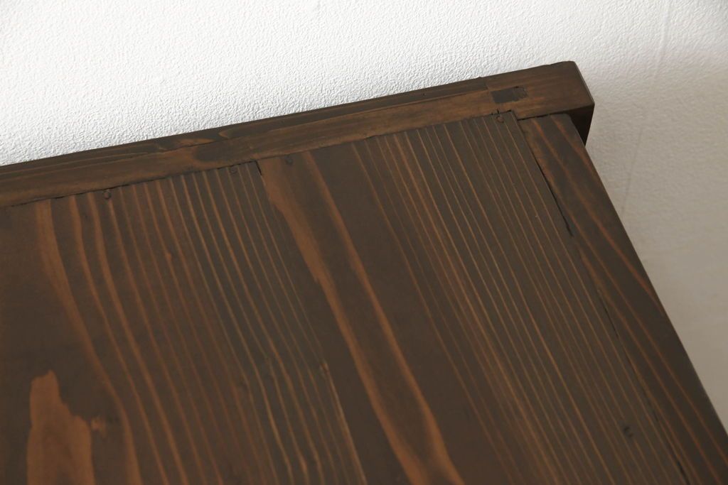 重ね戸棚の下段をリペア&カスタム!天板裏補強をし、棚板を1枚追加製作。 既存のガラスをクリアガラスに取り替え。現状のお品物に合わせて1トーン程落ち着いた色に着色。(収納棚、キャビネット)