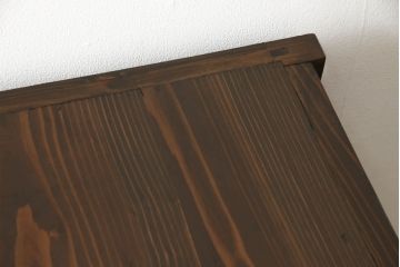 重ね戸棚の下段をリペア&カスタム!天板裏補強をし、棚板を1枚追加製作。 既存のガラスをクリアガラスに取り替え。現状のお品物に合わせて1トーン程落ち着いた色に着色。(収納棚、キャビネット)