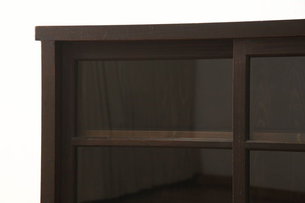 重ね戸棚の下段をリペア&カスタム!天板裏補強をし、棚板を1枚追加製作。 既存のガラスをクリアガラスに取り替え。現状のお品物に合わせて1トーン程落ち着いた色に着色。(収納棚、キャビネット)