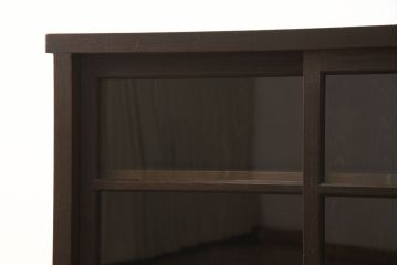 重ね戸棚の下段をリペア&カスタム!天板裏補強をし、棚板を1枚追加製作。 既存のガラスをクリアガラスに取り替え。現状のお品物に合わせて1トーン程落ち着いた色に着色。(収納棚、キャビネット)