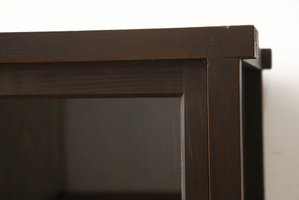 重ね戸棚の下段をリペア&カスタム!天板裏補強をし、棚板を1枚追加製作。 既存のガラスをクリアガラスに取り替え。現状のお品物に合わせて1トーン程落ち着いた色に着色。(収納棚、キャビネット)