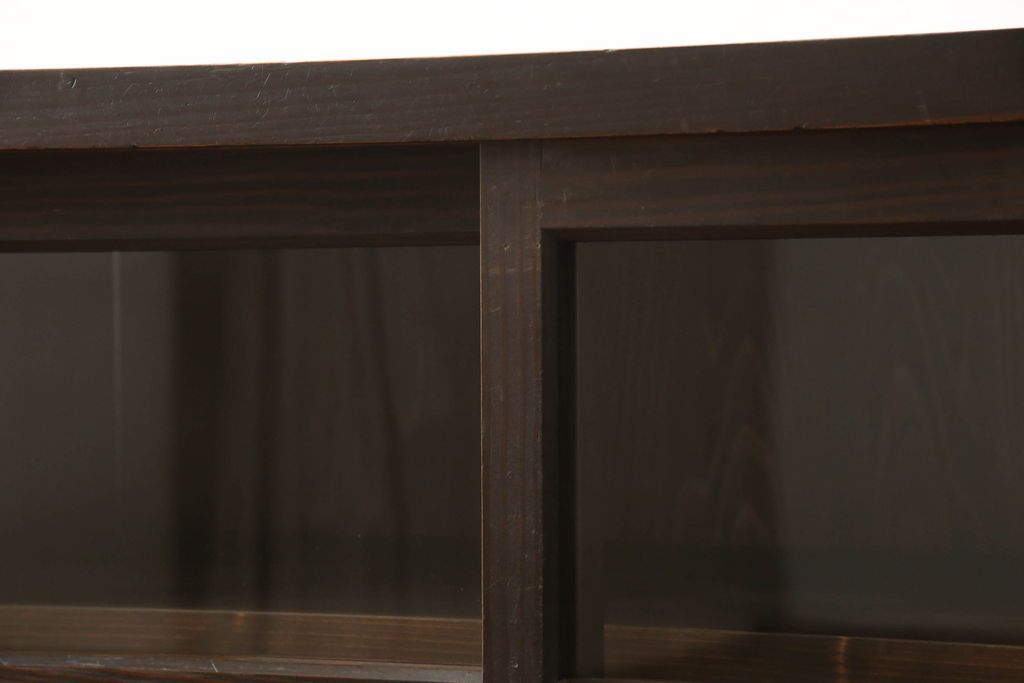 重ね戸棚の下段をリペア&カスタム!天板裏補強をし、棚板を1枚追加製作。 既存のガラスをクリアガラスに取り替え。現状のお品物に合わせて1トーン程落ち着いた色に着色。(収納棚、キャビネット)