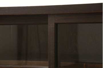 重ね戸棚の下段をリペア&カスタム!天板裏補強をし、棚板を1枚追加製作。 既存のガラスをクリアガラスに取り替え。現状のお品物に合わせて1トーン程落ち着いた色に着色。(収納棚、キャビネット)