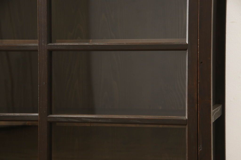 重ね戸棚の下段をリペア&カスタム!天板裏補強をし、棚板を1枚追加製作。 既存のガラスをクリアガラスに取り替え。現状のお品物に合わせて1トーン程落ち着いた色に着色。(収納棚、キャビネット)