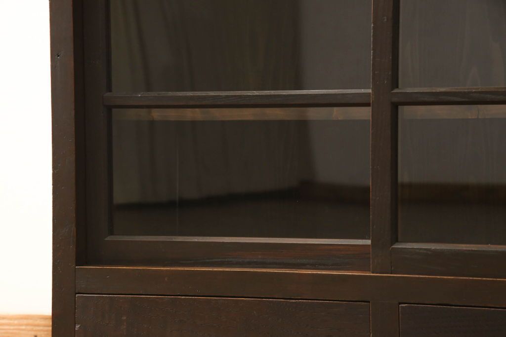 重ね戸棚の下段をリペア&カスタム!天板裏補強をし、棚板を1枚追加製作。 既存のガラスをクリアガラスに取り替え。現状のお品物に合わせて1トーン程落ち着いた色に着色。(収納棚、キャビネット)
