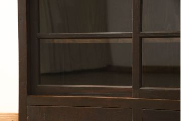 重ね戸棚の下段をリペア&カスタム!天板裏補強をし、棚板を1枚追加製作。 既存のガラスをクリアガラスに取り替え。現状のお品物に合わせて1トーン程落ち着いた色に着色。(収納棚、キャビネット)