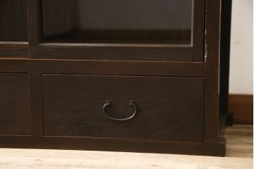 重ね戸棚の下段をリペア&カスタム!天板裏補強をし、棚板を1枚追加製作。 既存のガラスをクリアガラスに取り替え。現状のお品物に合わせて1トーン程落ち着いた色に着色。(収納棚、キャビネット)