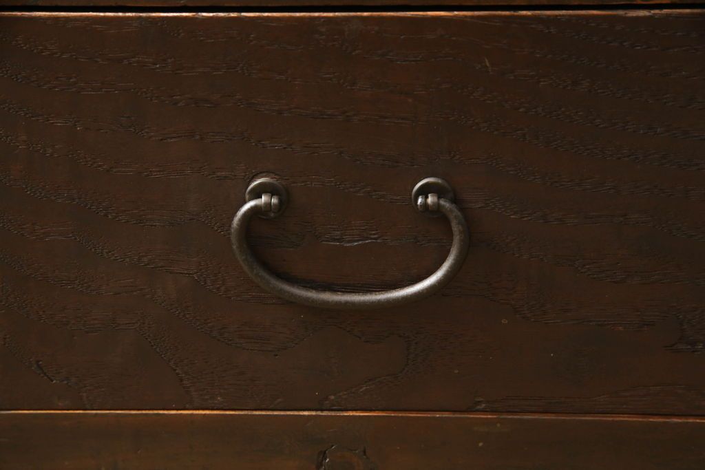 重ね戸棚の下段をリペア&カスタム!天板裏補強をし、棚板を1枚追加製作。 既存のガラスをクリアガラスに取り替え。現状のお品物に合わせて1トーン程落ち着いた色に着色。(収納棚、キャビネット)