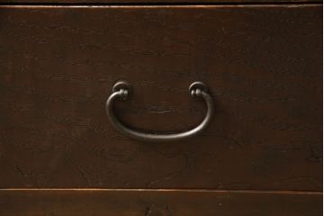 重ね戸棚の下段をリペア&カスタム!天板裏補強をし、棚板を1枚追加製作。 既存のガラスをクリアガラスに取り替え。現状のお品物に合わせて1トーン程落ち着いた色に着色。(収納棚、キャビネット)