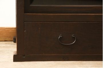 重ね戸棚の下段をリペア&カスタム!天板裏補強をし、棚板を1枚追加製作。 既存のガラスをクリアガラスに取り替え。現状のお品物に合わせて1トーン程落ち着いた色に着色。(収納棚、キャビネット)