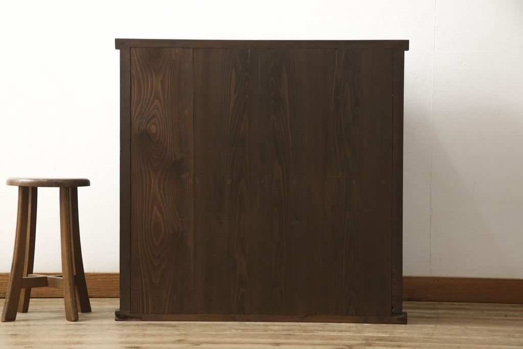 重ね戸棚の下段をリペア&カスタム!天板裏補強をし、棚板を1枚追加製作。 既存のガラスをクリアガラスに取り替え。現状のお品物に合わせて1トーン程落ち着いた色に着色。(収納棚、キャビネット)