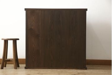 重ね戸棚の下段をリペア&カスタム!天板裏補強をし、棚板を1枚追加製作。 既存のガラスをクリアガラスに取り替え。現状のお品物に合わせて1トーン程落ち着いた色に着色。(収納棚、キャビネット)