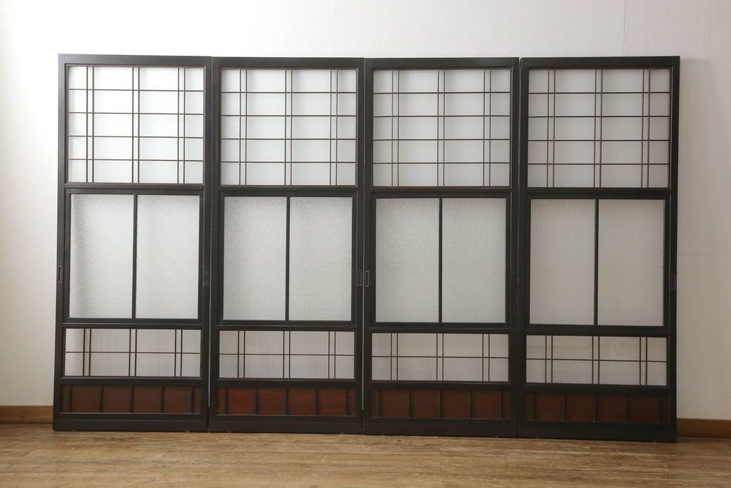 ガラス戸4枚をリペア&カスタム!高さと幅をリサイズし、下部は当社オリジナルの麻の葉模様ガラスに交換。本体は現状の色味を活かして仕上げ、修繕箇所を本体と馴染むように。(引き戸、建具)