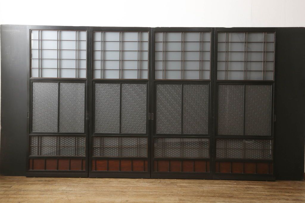 ガラス戸4枚をリペア&カスタム!高さと幅をリサイズし、下部は当社オリジナルの麻の葉模様ガラスに交換。本体は現状の色味を活かして仕上げ、修繕箇所を本体と馴染むように。(引き戸、建具)