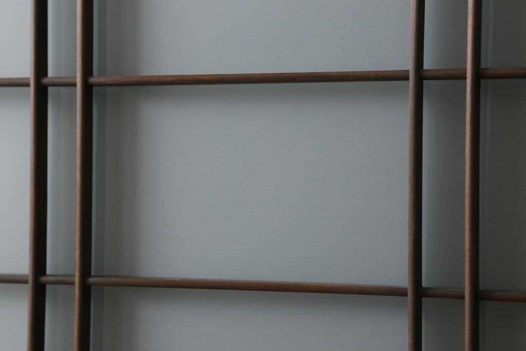 ガラス戸4枚をリペア&カスタム!高さと幅をリサイズし、下部は当社オリジナルの麻の葉模様ガラスに交換。本体は現状の色味を活かして仕上げ、修繕箇所を本体と馴染むように。(引き戸、建具)