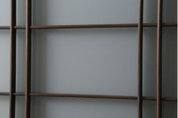 ガラス戸4枚をリペア&カスタム!高さと幅をリサイズし、下部は当社オリジナルの麻の葉模様ガラスに交換。本体は現状の色味を活かして仕上げ、修繕箇所を本体と馴染むように。(引き戸、建具)