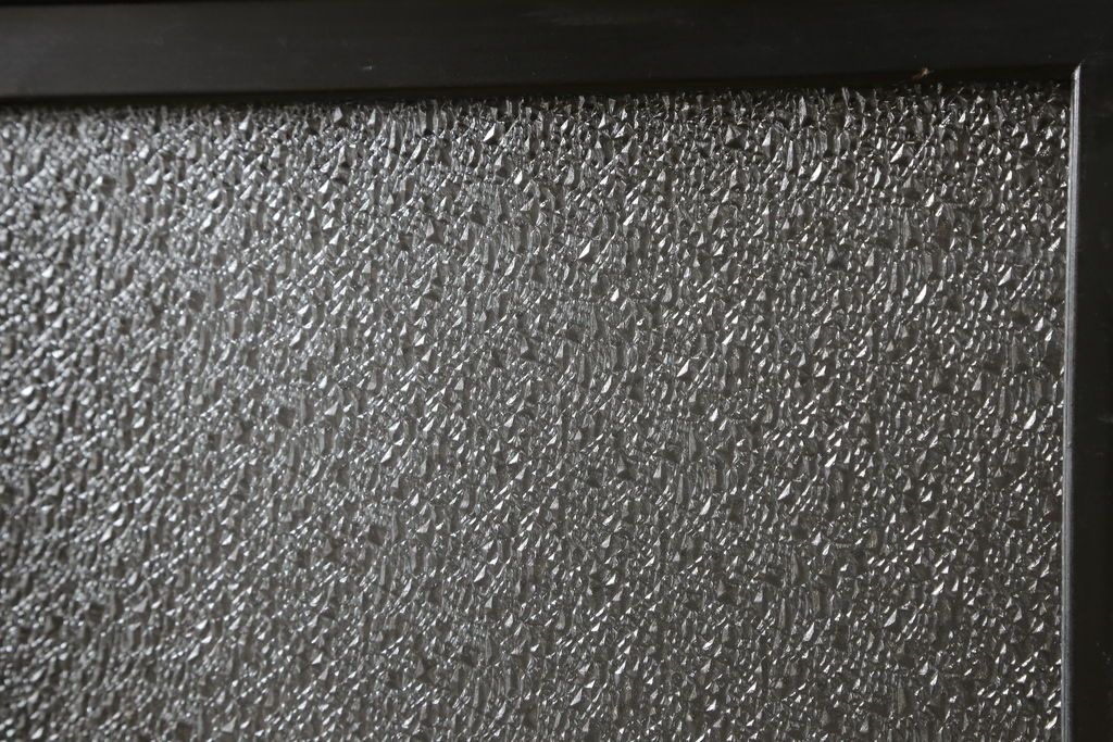 ガラス戸4枚をリペア&カスタム!高さと幅をリサイズし、下部は当社オリジナルの麻の葉模様ガラスに交換。本体は現状の色味を活かして仕上げ、修繕箇所を本体と馴染むように。(引き戸、建具)